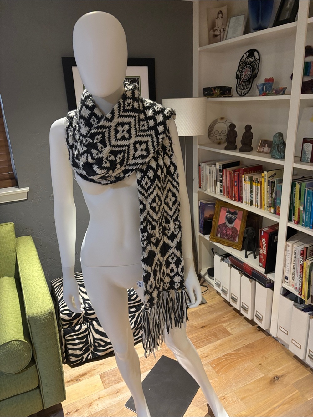Old Navy Black & White Geometric Knit Scarf with Fringe